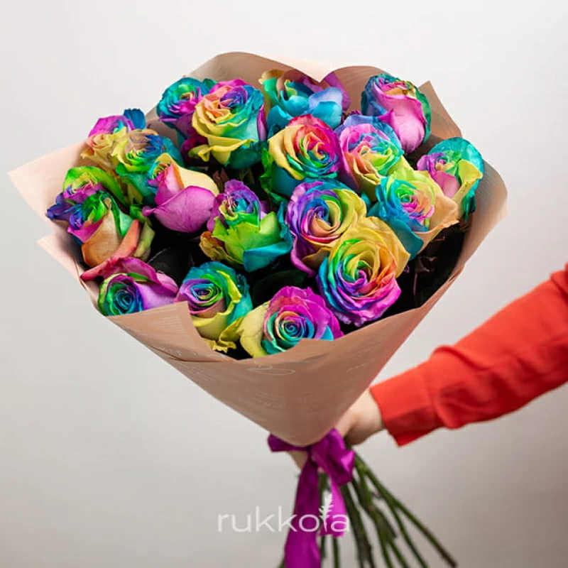 19 радужных роз