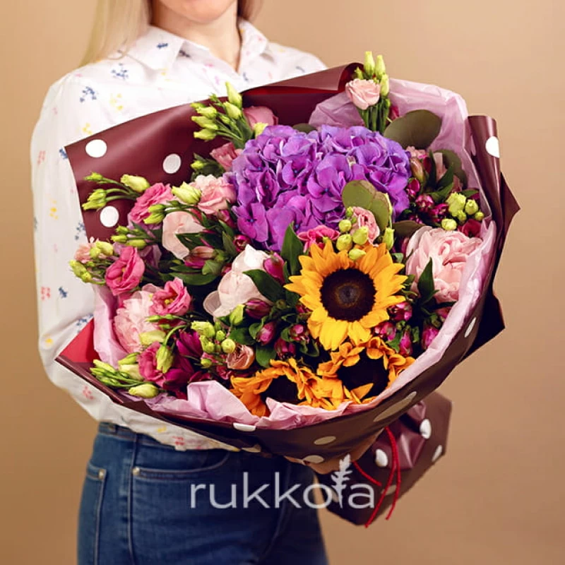 Сборный букет с гортензией, пионами и подсолнухами